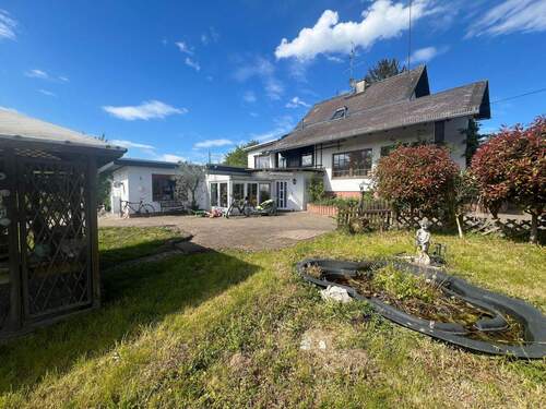 Hausrückansicht mit Anbau - Top-Gelegenheit! Anwesen mit großem Grundstück vor den Toren von Wiesbaden zu vermieten!