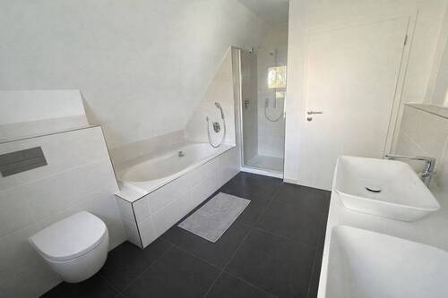 Modernes Badezimmer mit eleganter Ausstattung.jpeg - 5 Zimmer Einfamilienhaus in Wiesbaden