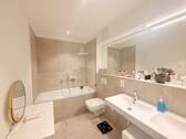 Badezimmer mit Wanne - 