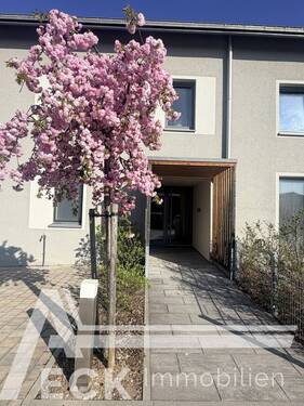 Hauseingang - 4 Zimmer Etagenwohnung zur Miete in Vaterstetten / Weißenfeld