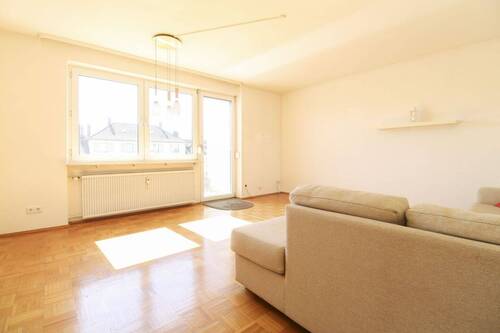 Wohnzimmer Blick Balkon - 3 Zimmer Etagenwohnung in Mühlheim am Main