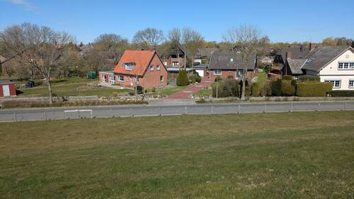Blick vom Deich zum Haus - 