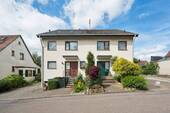 Gesamtansicht - Viel Platz, ruhige Lage und sinnvoll modernisiert - Doppelhaushälfte, bereit für neue Bewohner