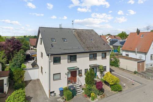 Gesamtansicht mit Garage - 5 Zimmer Doppelhaushälfte zum Kaufen in Heilbronn / Frankenbach
