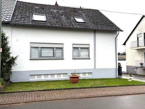 Straßenansicht - 6 Zimmer Doppelhaushälfte in Schwalbach