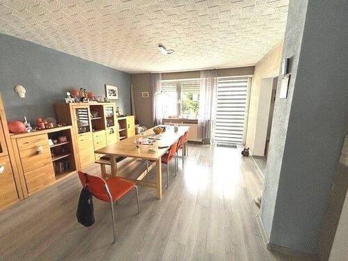 Esszimmer mit Ausgang zum Balkon - 