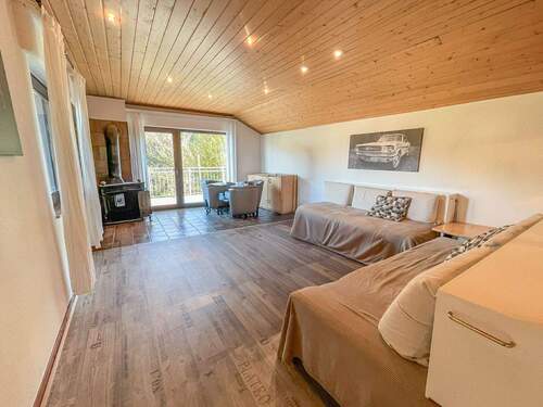 Wohnbereich mit Kamin und Zugang zum Balkon - 4 Zimmer Einfamilienhaus in Horhausen