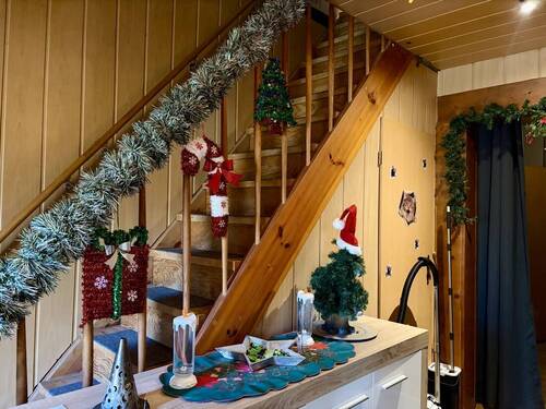 Wohnung 2 Flur mit Treppenaufgang - 