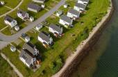 Vogelperspektive - Ferienhaus in erster Reihe an der Hafeneinfahrt