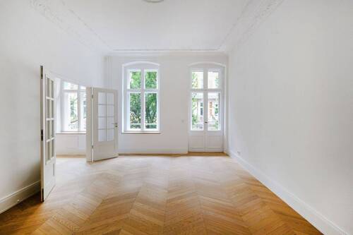 Wohnbereich mit Zugang zum Balkon - 3 Zimmer Etagenwohnung in Berlin