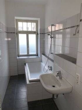 Bad mit Fenster und Wanne - 