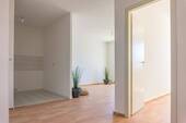 Wohnbereich Vergleichswohnung - 3-Raum-Wohnung mit offenem Wohn-Essbereich und Balkon
