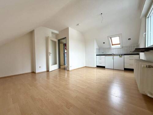 Wohnzimmer mit offener Küche im DG rechts - 