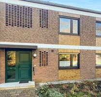 Hier kommt jede Generation zu Hause an: Zweifamilienhaus in Neuss- Selikum