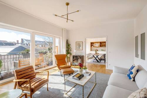 Wohnzimmer mit Balkon - Großzügige Familienwohnung mit Charme, Raffinesse & Südbalkon in Prenzlauer Berg