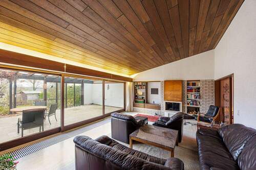 Wohnzimmer - 5 Zimmer Einfamilienhaus zum Kaufen in Erdmannhausen