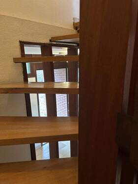 Blick durch Treppe auf Eingang - 