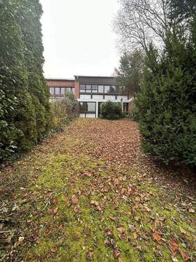 Blick aus Garten auf Haus - 