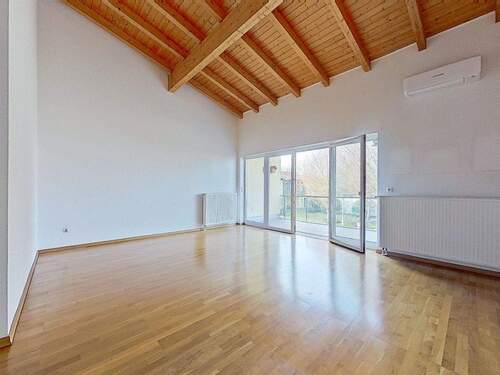 Wohnbereich mit hohen Decken - 