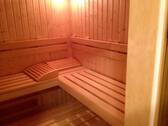 Große Sauna neben Duschbad - 