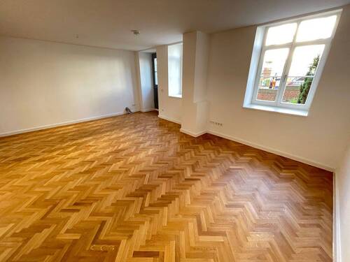 Wohnzimmer mit Zugang zur Terrasse.JPG - 