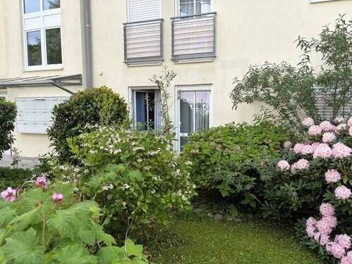 Garten vor Schlafzimmer - 3 Zimmer Etagenwohnung in Bad Reichenhall