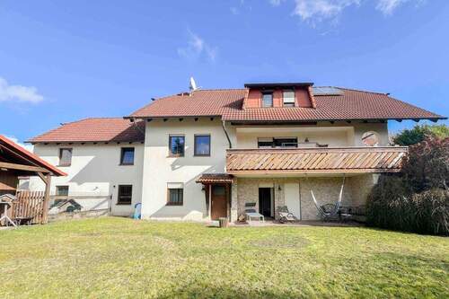 Rückansicht Haus - Großzügiges Einfamilienhaus mit Doppelgarage und Blick ins Grüne in Maroldsweisach