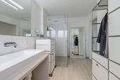 Mit Badewanne, Dusche und Komforttoilette - 