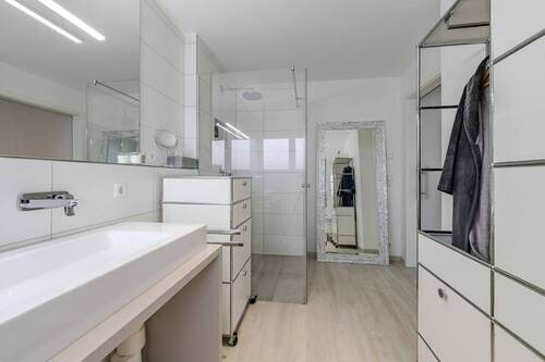 Mit Badewanne, Dusche und Komforttoilette - 