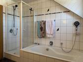 Bad mit Dusche und Wanne - 