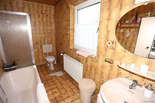 Dusch- und Wannenbad (sanierungsbedürftig) - 