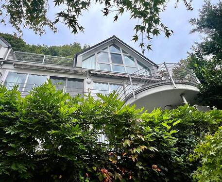 Objektansicht Gartenseite - Großzügiges Design Reihenendhaus mit Einliegerwohnung TOP Aussicht ins Landschaftsschutzgebiet