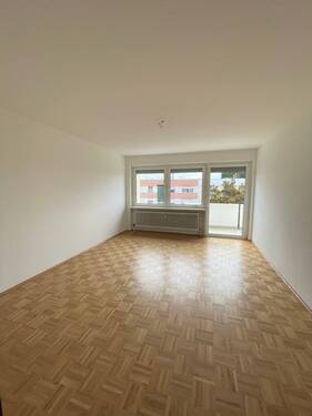 Wohnzimmer mit Zugang zum Balkon - Schöne 3-Zimmer-Wohnung in Mögeldorf zu vermieten