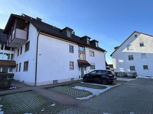 Stellplätze vor dem Haus - Etagenwohnung mit 67,00 m&sup2; in Eckental zum Kaufen