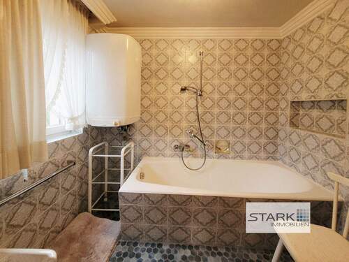 OG Badezimmer mit Wanne.jpg - 