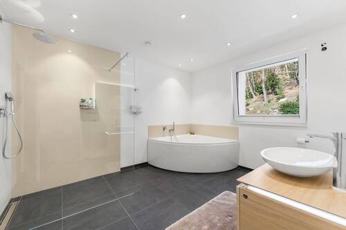 Bad mit Dusche und Badewanne - 