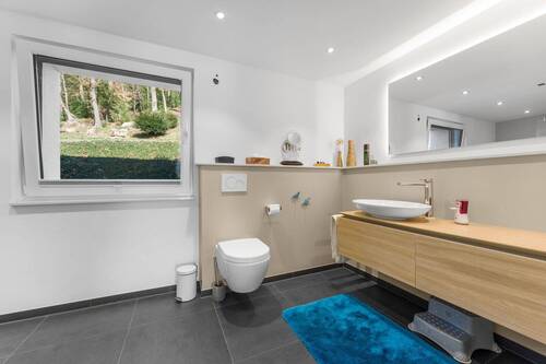 Bad mit Dusche und Badewanne - 