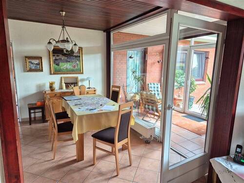 Essecke mit Blick in den Wintergarten - 