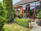 kleine Terrasse beim Wintergarten - 4 Zimmer Einfamilienhaus zum Kaufen in Wittmund