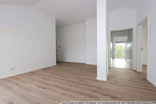 6 Wohnzimmer mit Küche und Flur - 