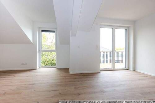 9 Wohnzimmer mit Blick Richtung Balkon - 