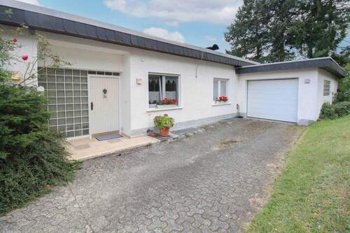 Garage - Wohnen mit Sonne & Weitblick: Ihr Einfamilienhaus in Heidenrod mit zwei Terrassen und großem Balkon