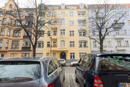 Straßenansicht - Heller Altbau mit Balkon im lebendigen Afrikanischen Viertel.