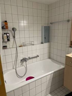 Bad mit Wanne - 