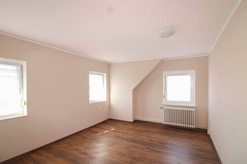 Schlafzimmer - 7 Zimmer Einfamilienhaus zum Kaufen in Wittmund