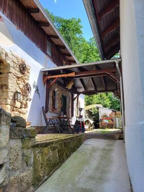 kleiner Hof zwischen Haupt- und Nebengebäude - 