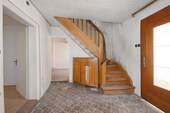 Treppenaufgang EG - OG - 8 Zimmer Einfamilienhaus in Kandel