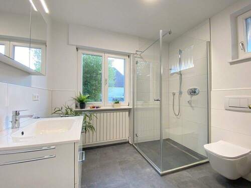 EG - neuwertiges Duschbad ... - 