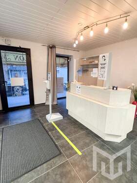 Eingangsbereich mit Schaufenstern - Gewerbeobjekt (Büro, Produktion, Verkauf) zum Kaufen in Elsenfeld