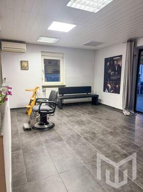 vorderer Bereich der Gewerbefläche - Gewerbeobjekt (Büro, Produktion, Verkauf) in Elsenfeld